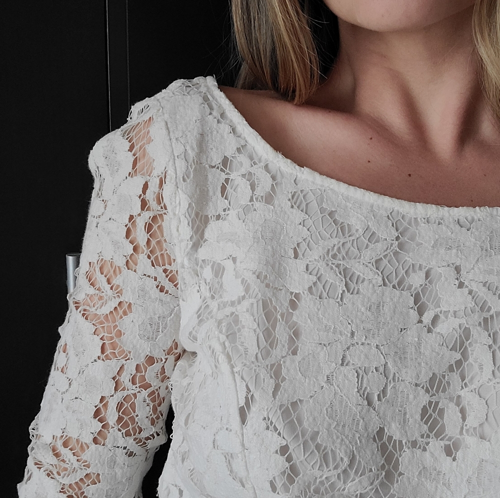 BEBE Lace long sleeve backless shirt